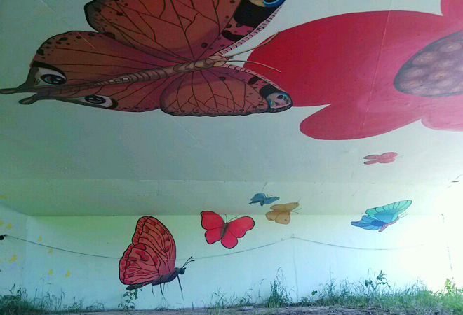 어물천 둔치의 벽면과 버스정류장, 창고 벽 등에 자연물이 예쁘게 그려진 벽화 사진