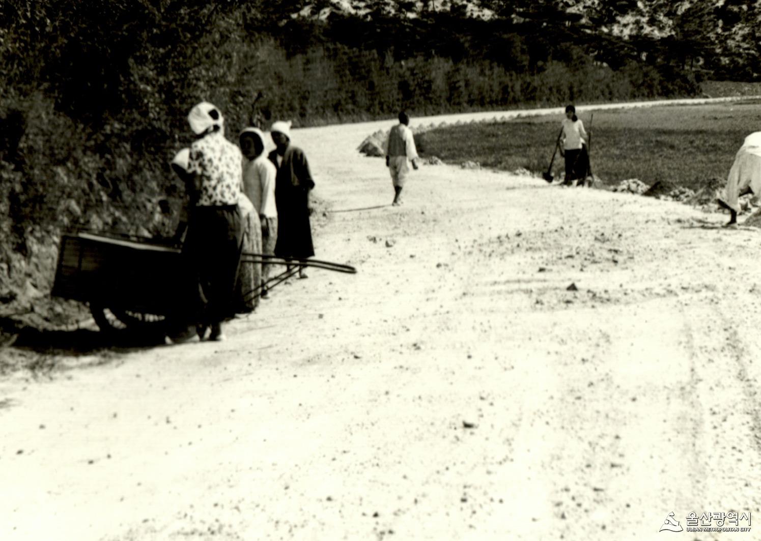 병영~효문간 도로복구작업 완공 1970년도.jpg