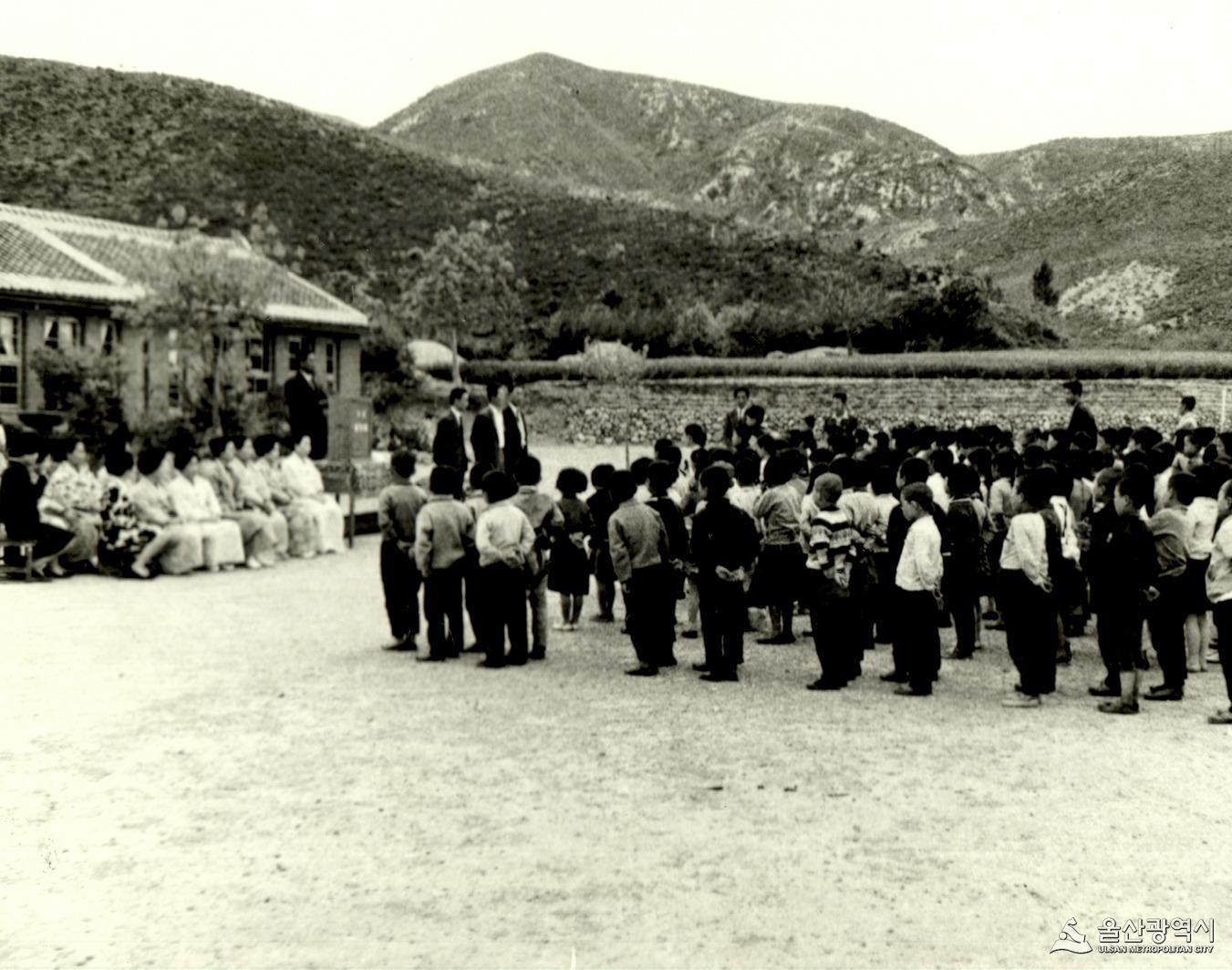 염포국민학교 어린이 선도행사1968년도.jpg